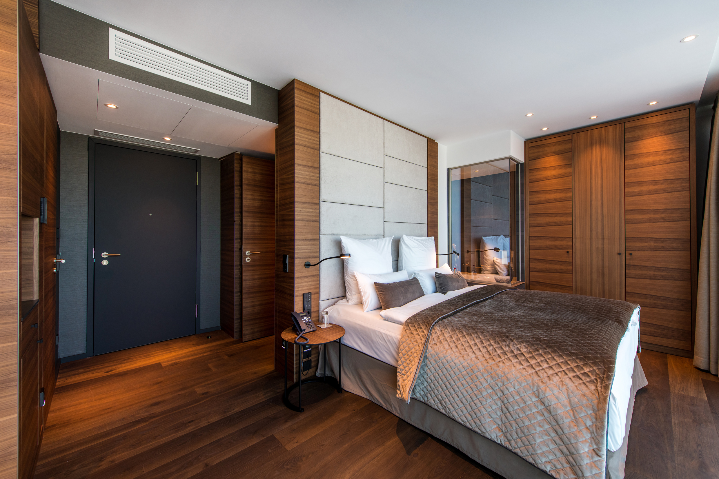 Verlegung von Parkett & Teppichböden im Highclass Hotel 