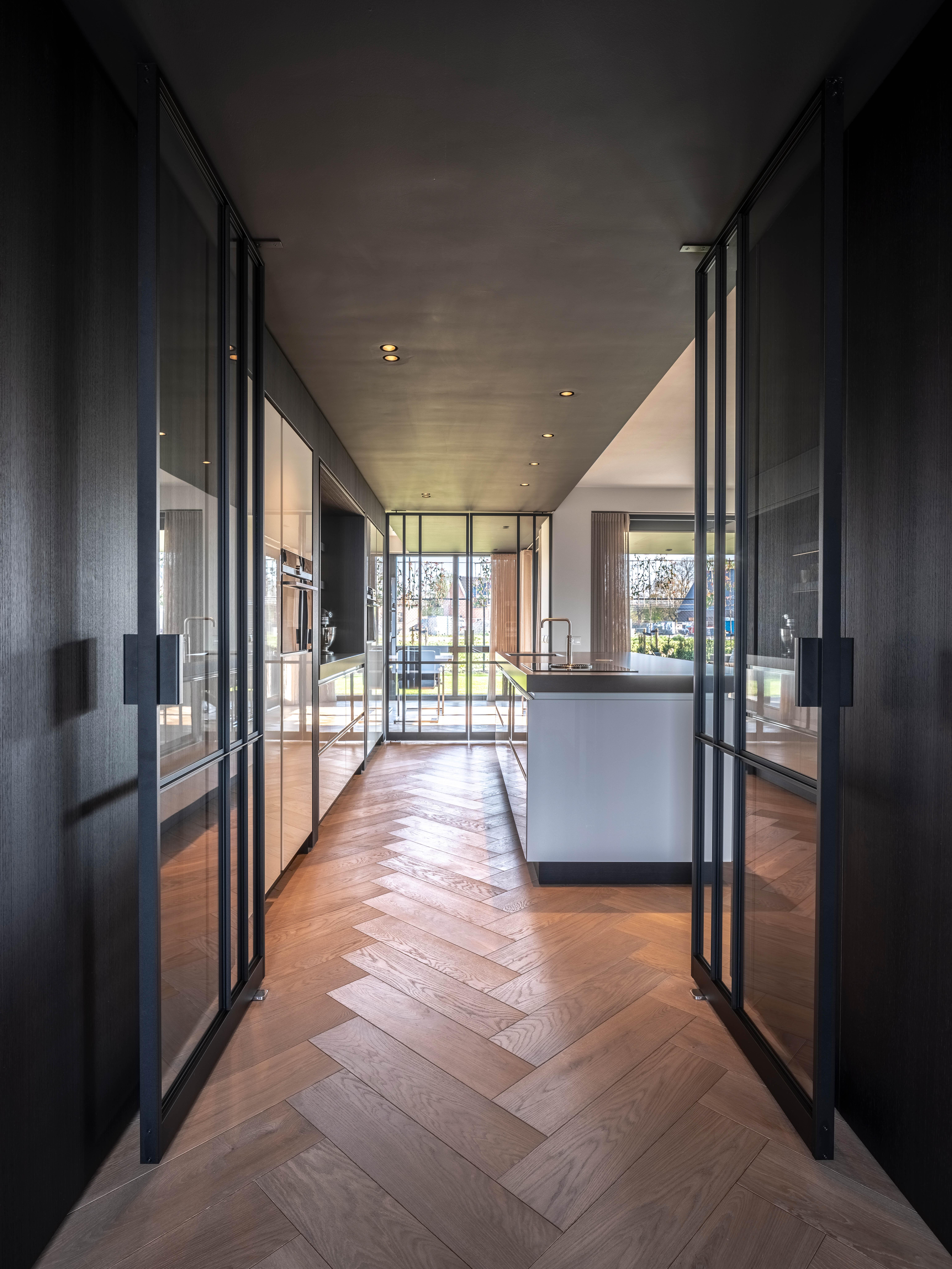 Lofttür aus Metall und Glas Innenraum