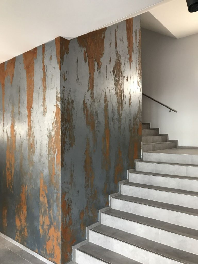Extravagante Wandgestaltung mit Rostspachteltechnik