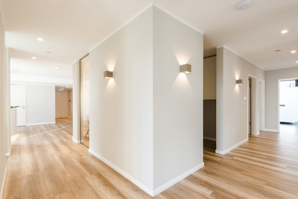 Verlegung eines elastischen Biobodens in Holzoptik