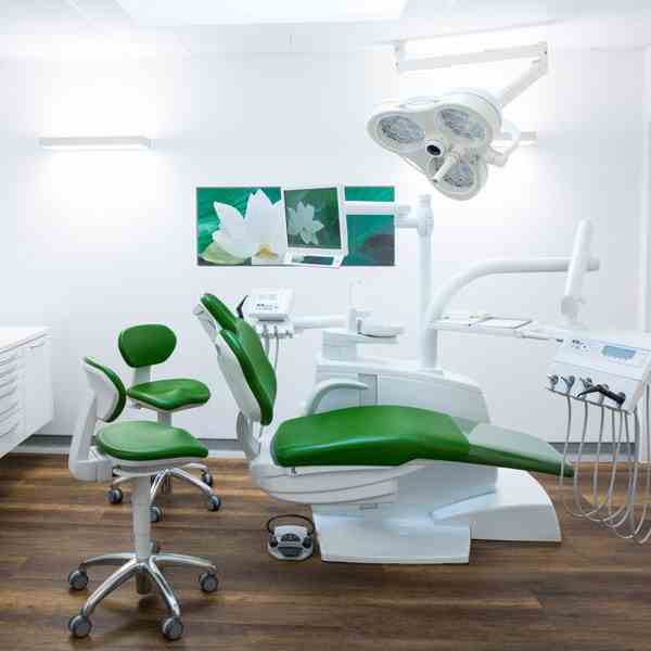 Verlegung eines elastischen Biobodens in einer Zahnarztpraxis